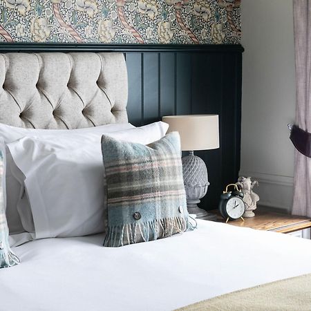 The Fleece At Cirencester Εξωτερικό φωτογραφία A bedroom at The Old Bank Hotel