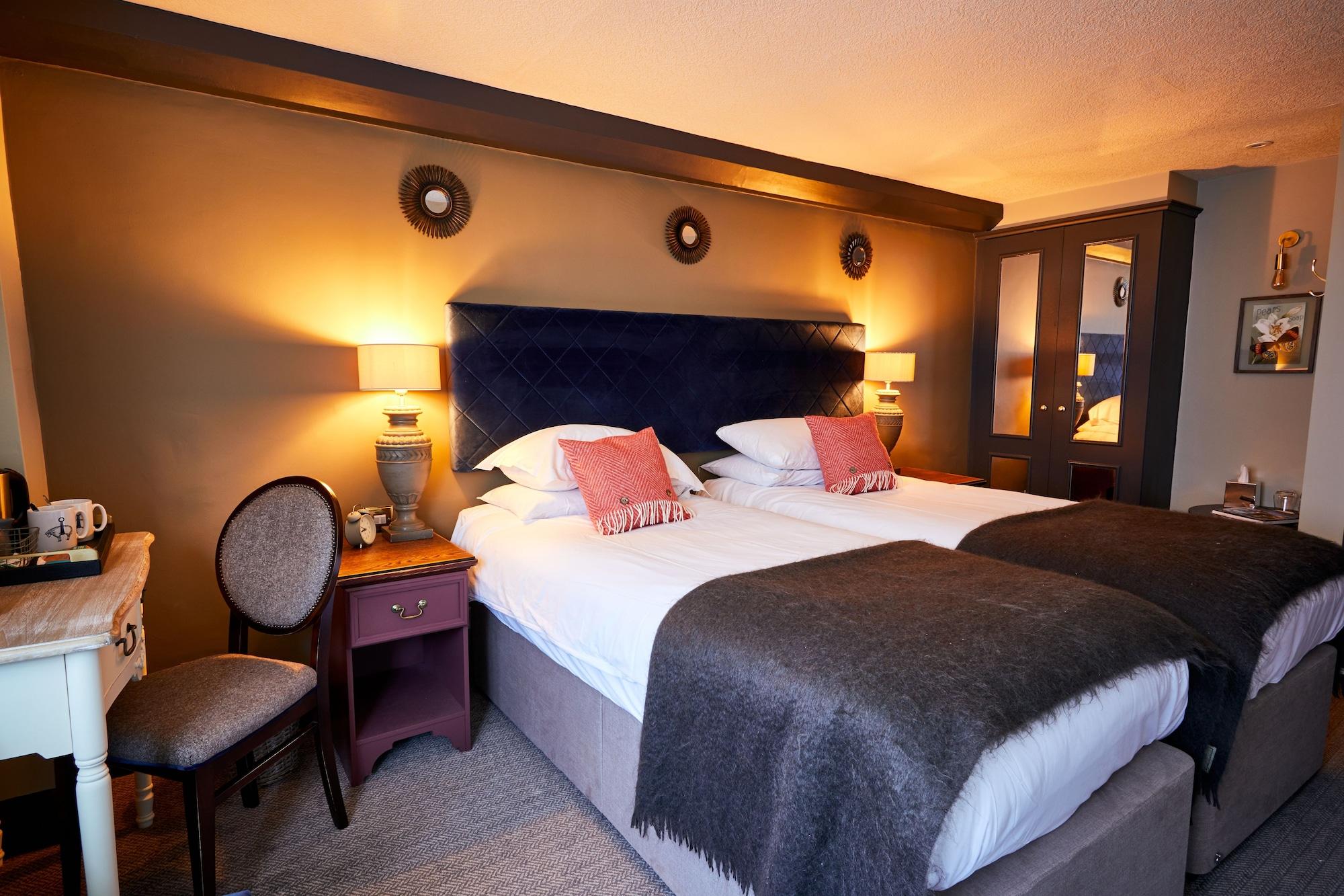 The Fleece At Cirencester Εξωτερικό φωτογραφία A bedroom at The Swan Hotel
