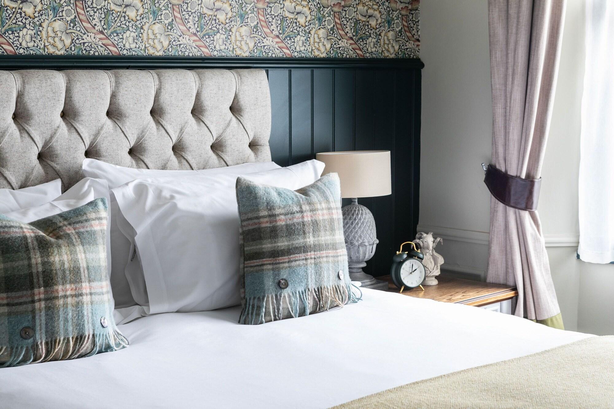 The Fleece At Cirencester Εξωτερικό φωτογραφία A bedroom at The Old Bank Hotel