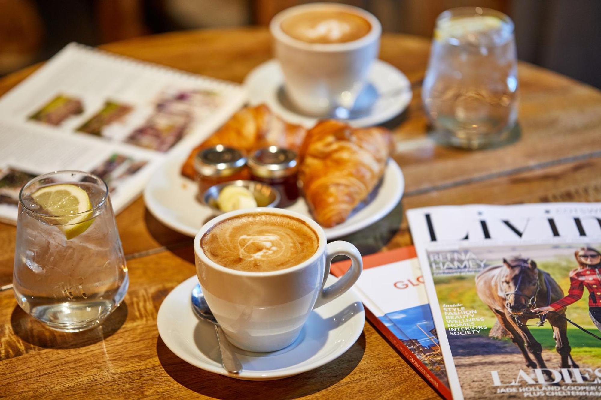 The Fleece At Cirencester Εξωτερικό φωτογραφία A cappuccino