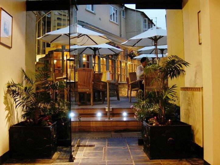 The Fleece At Cirencester Εστιατόριο φωτογραφία The entrance to the restaurant