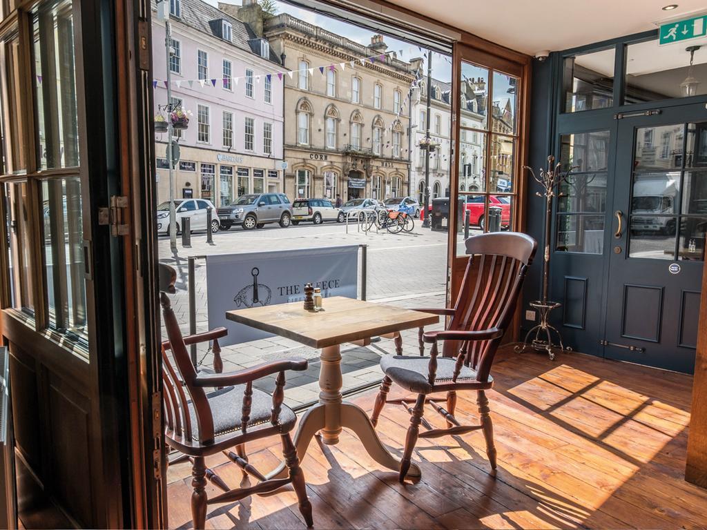The Fleece At Cirencester Εξωτερικό φωτογραφία The interior of the restaurant