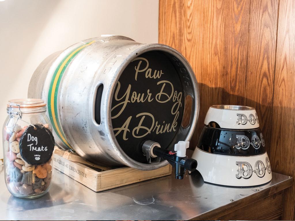 The Fleece At Cirencester Εξωτερικό φωτογραφία Dog beer at the Dog & Duck