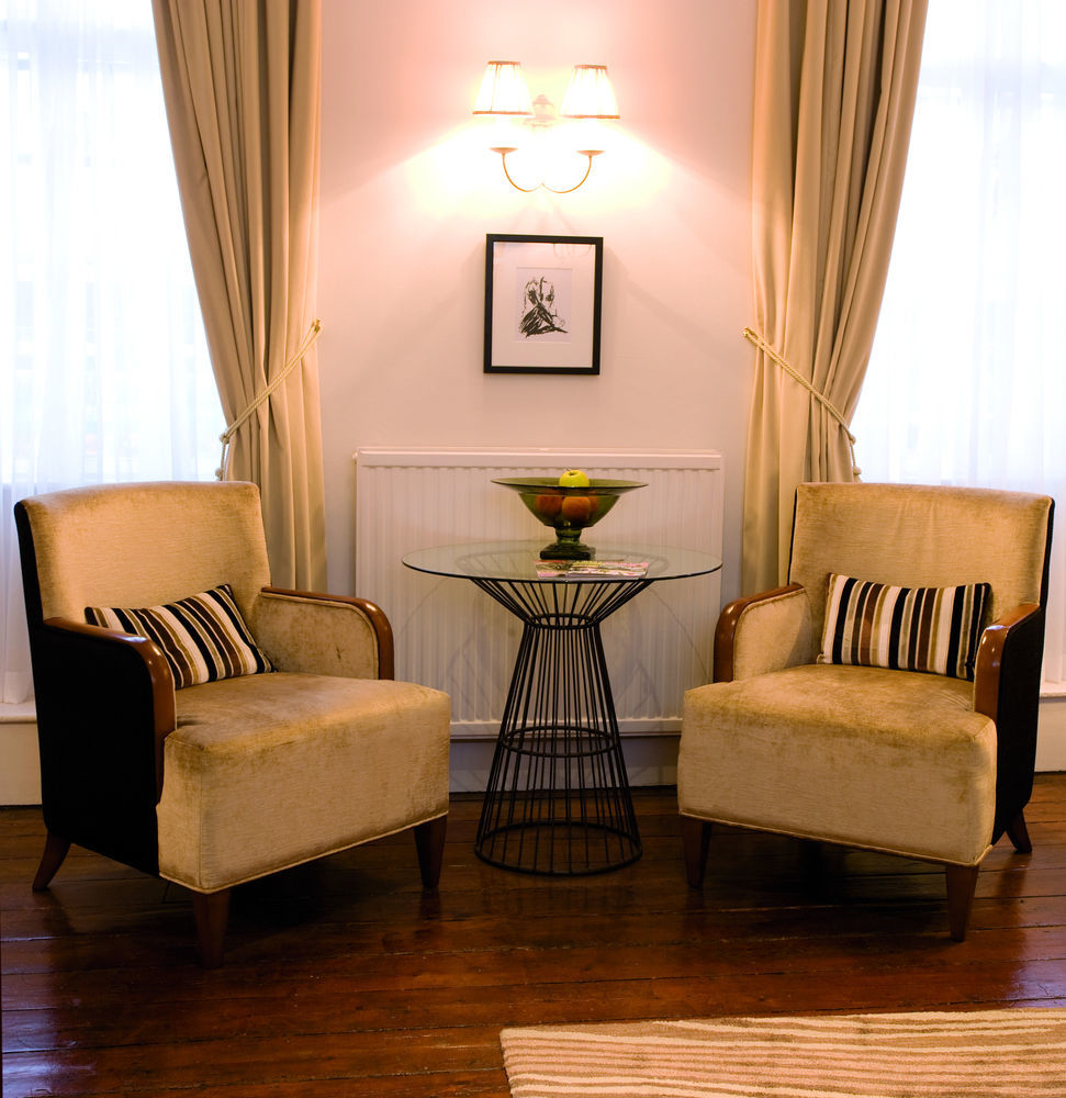 The Fleece At Cirencester Εξωτερικό φωτογραφία A pair of club chairs