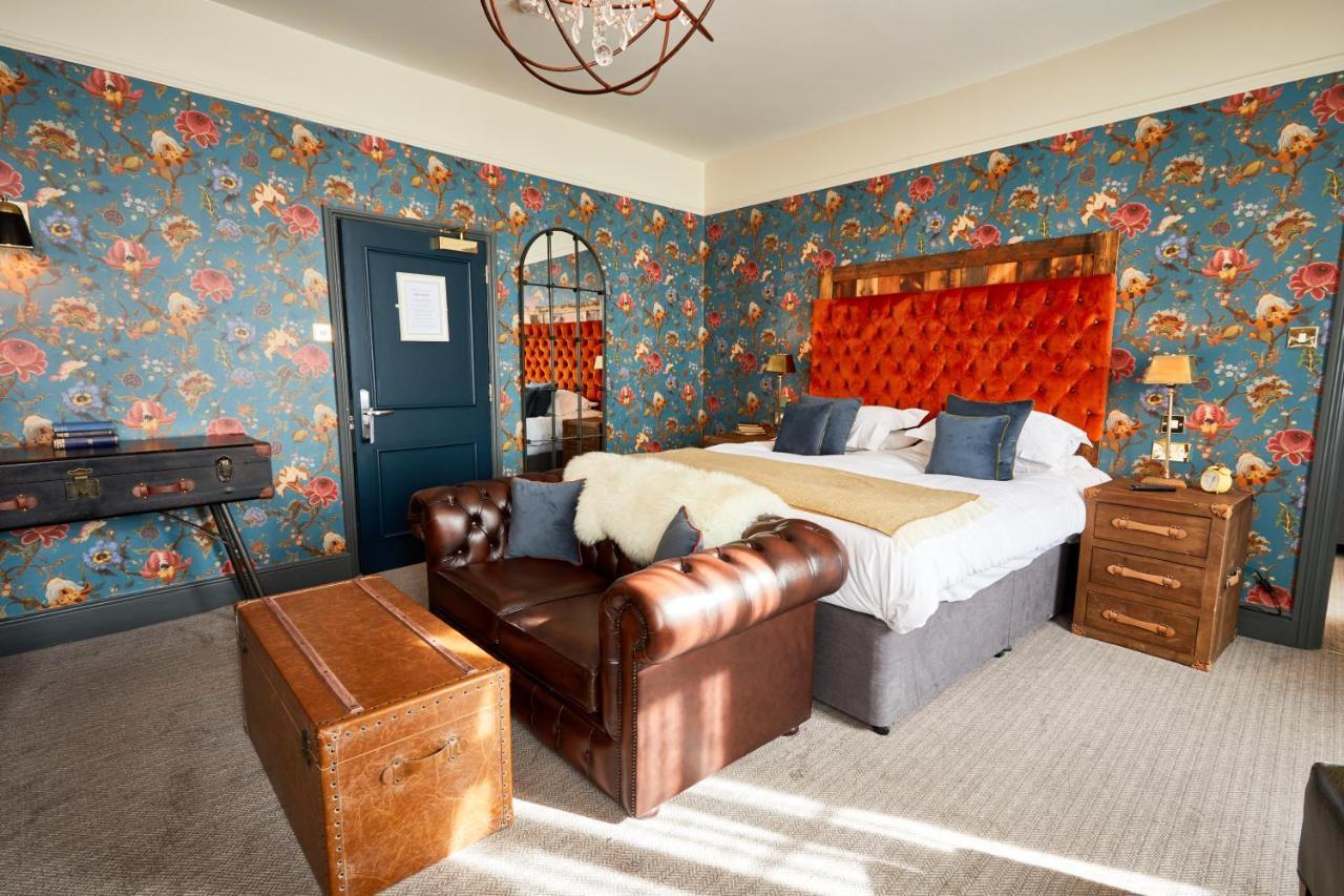 The Fleece At Cirencester Εξωτερικό φωτογραφία The hotel's rooms are individually designed.