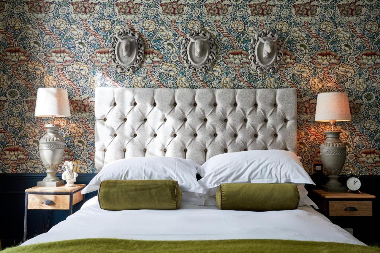 The Fleece At Cirencester Εξωτερικό φωτογραφία A bedroom at The Ivy Hotel
