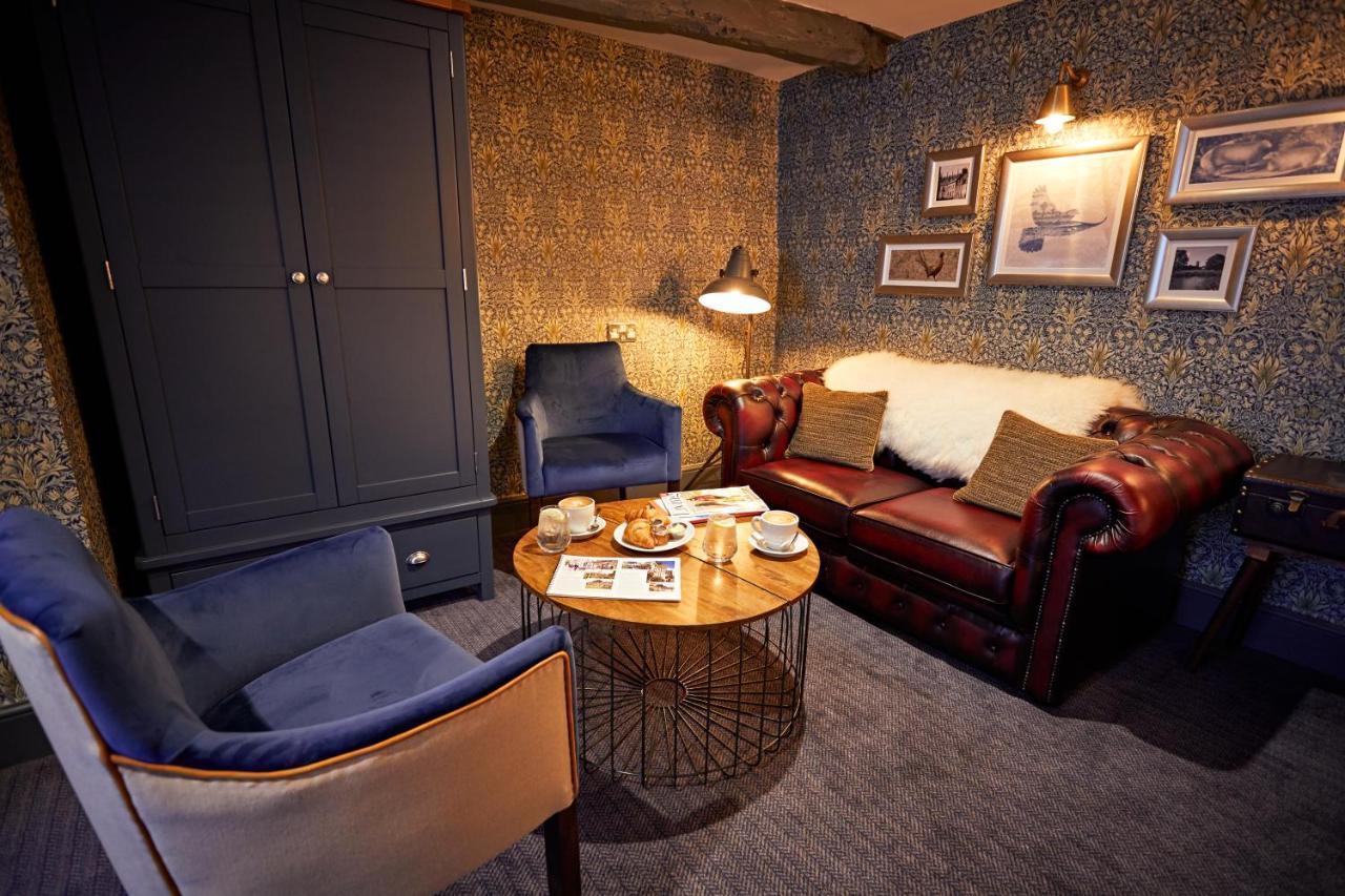 The Fleece At Cirencester Εξωτερικό φωτογραφία The lounge at the station